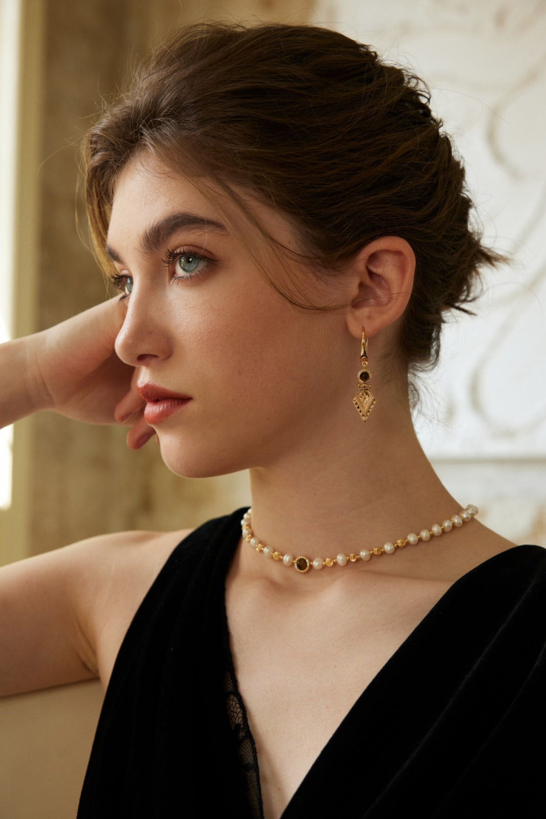 Pearl Necklace with Gold Beads and Tiger's Eye Pendant – Classic Meets Boho