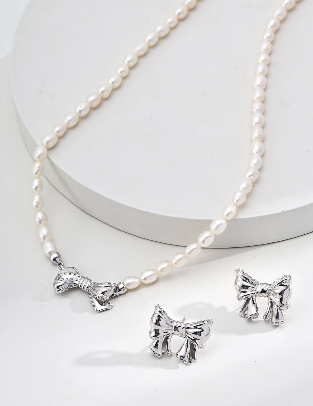 Classic Pearl Necklace with Bow Charm - Perfect for Any Occasion