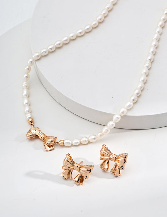 Classic Pearl Necklace with Bow Charm - Perfect for Any Occasion