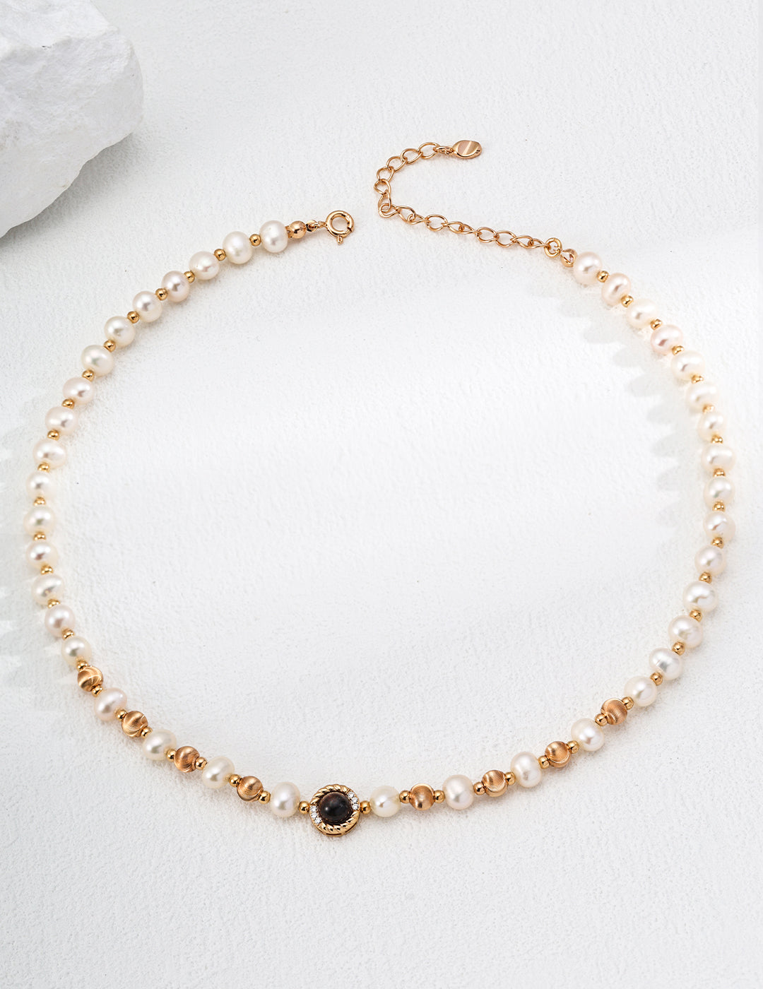 Pearl Necklace with Gold Beads and Tiger's Eye Pendant – Classic Meets Boho