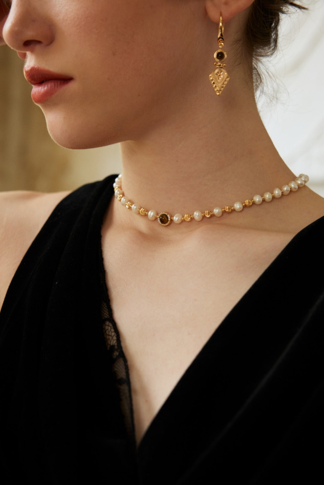 Pearl Necklace with Gold Beads and Tiger's Eye Pendant – Classic Meets Boho