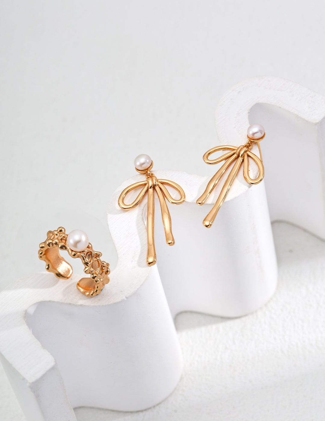 Elegant Pearl Bow Earrings - Add a Touch of Sophistication