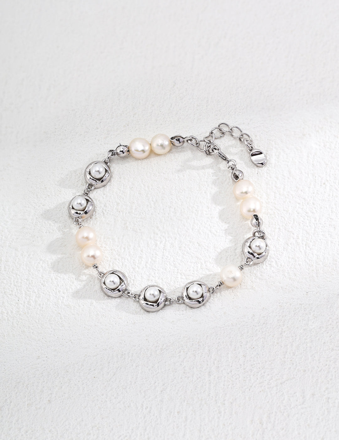 Gold-Plated Pearl Bracelet with Floral Motif and Delicate Chain