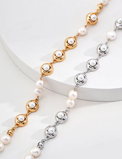 Gold-Plated Pearl Bracelet with Floral Motif and Delicate Chain