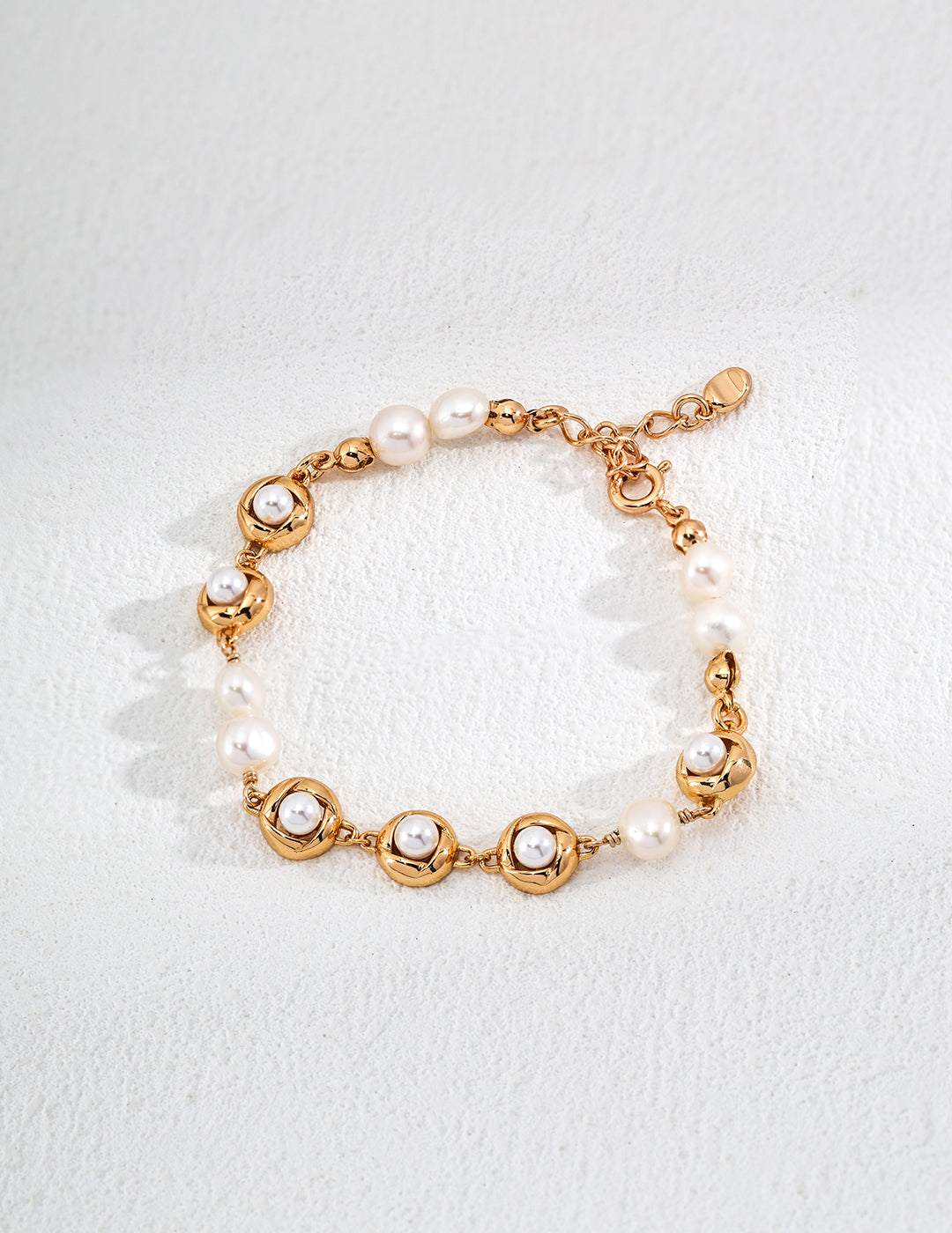 Gold-Plated Pearl Bracelet with Floral Motif and Delicate Chain