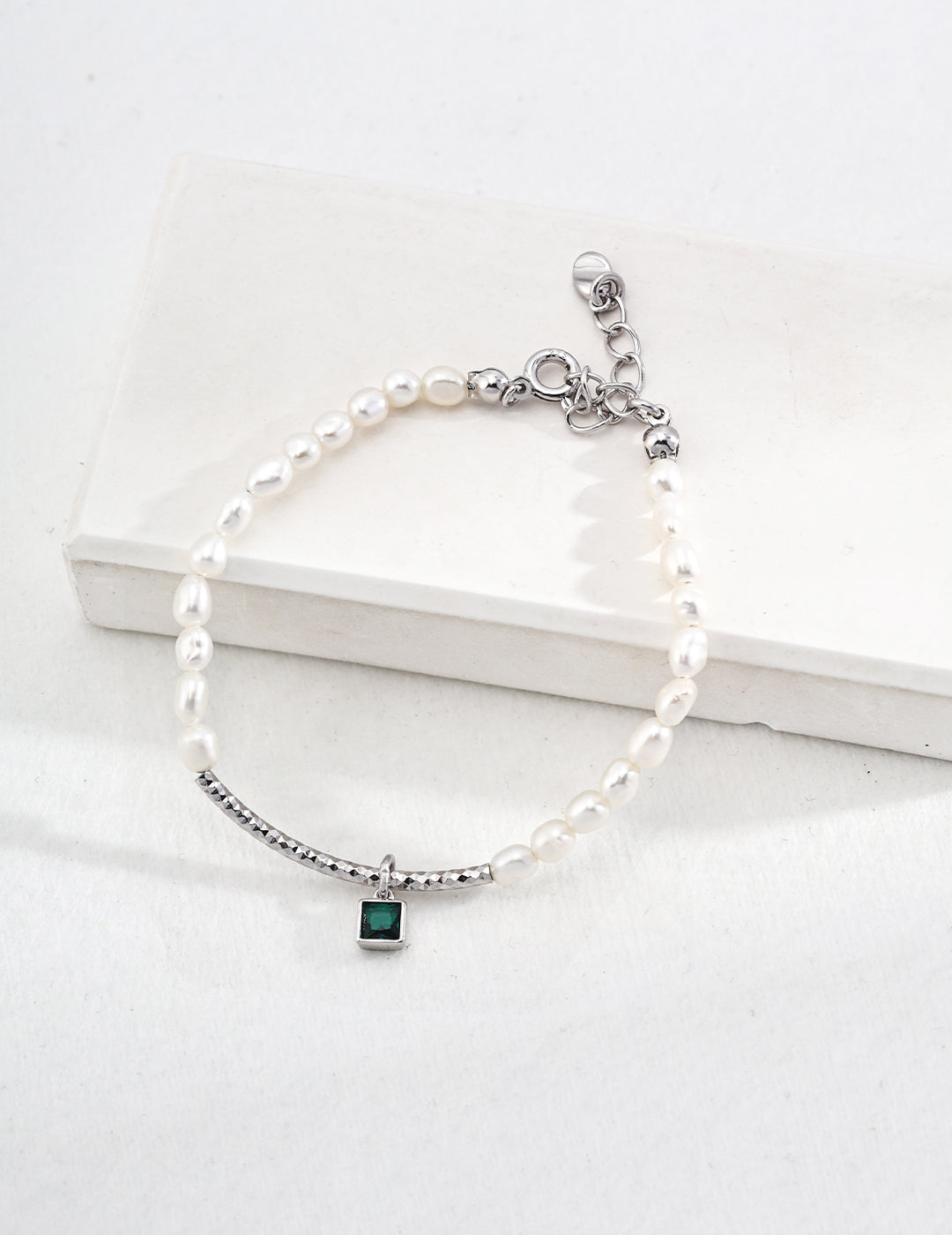 Nature Rice-shaped Pearl Bracelet with Green Cubic Zircon Pendant