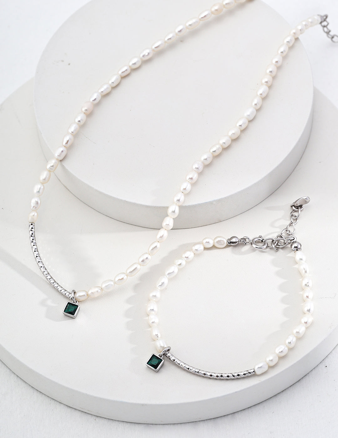 Nature Rice-shaped Pearl Bracelet with Green Cubic Zircon Pendant