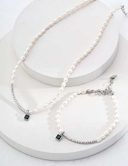 Nature Rice-shaped Pearl Bracelet with Green Cubic Zircon Pendant