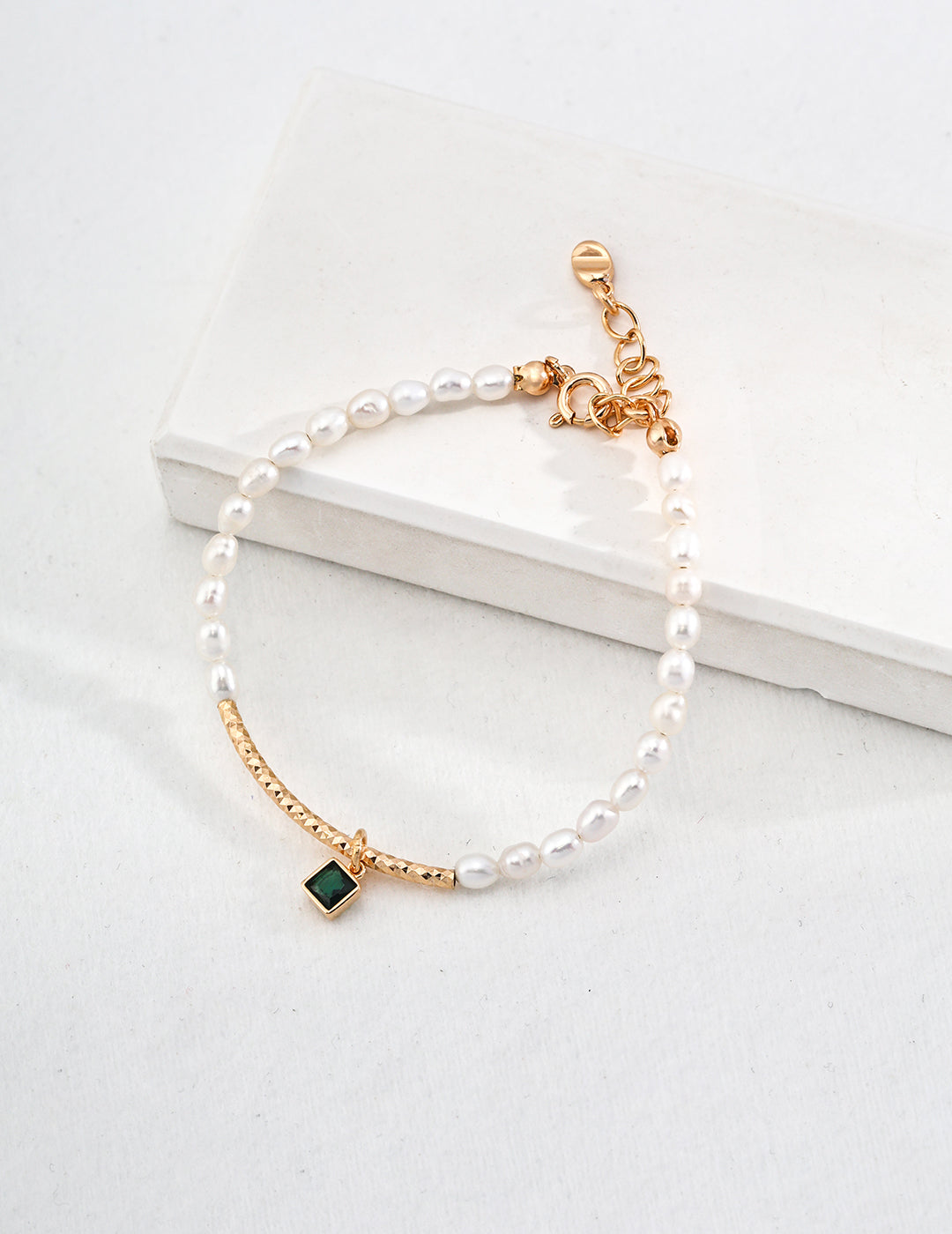 Nature Rice-shaped Pearl Bracelet with Green Cubic Zircon Pendant