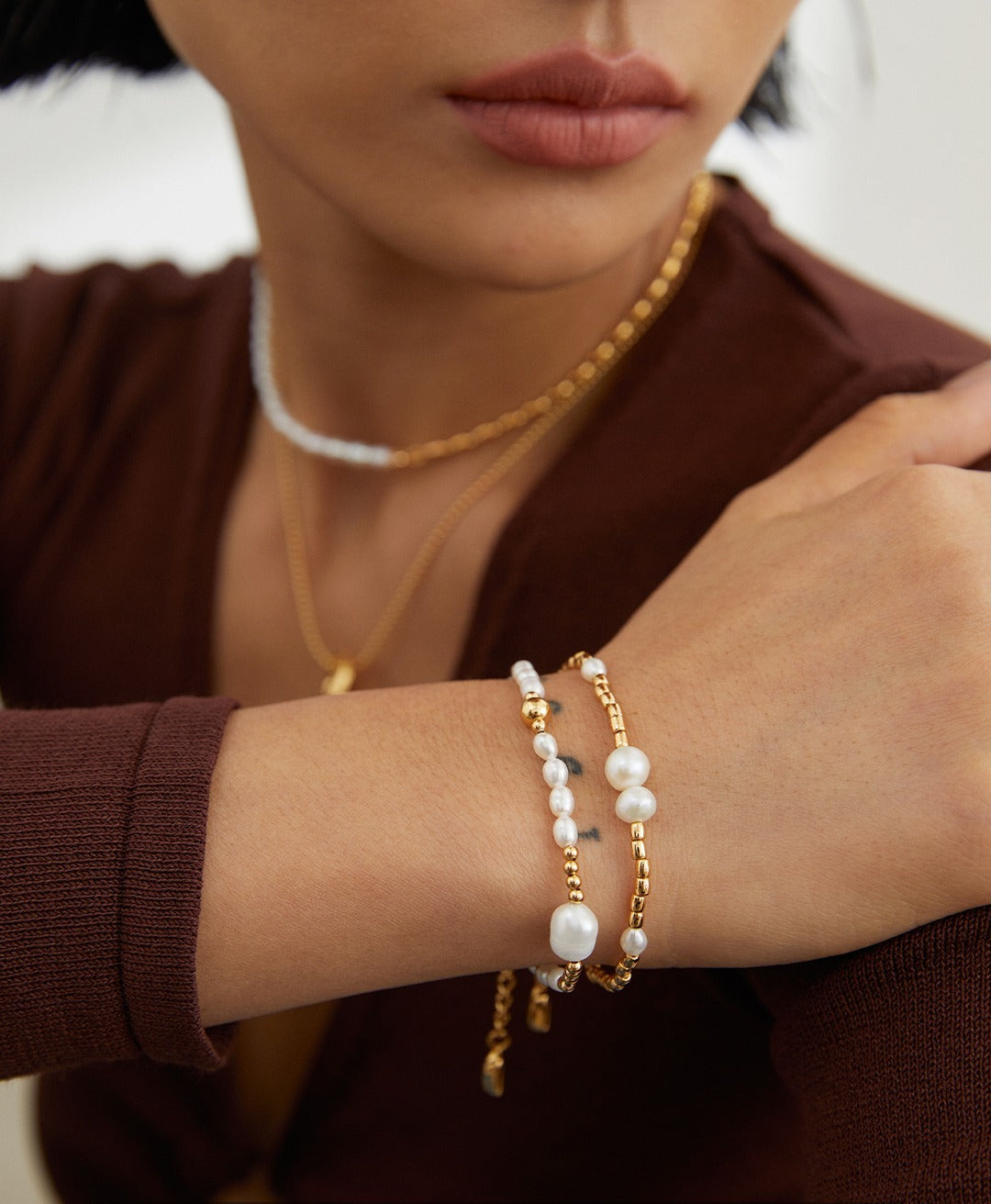 Elegant Freshwater Pearl Bracelet with Silver/Gold-Plated Beads