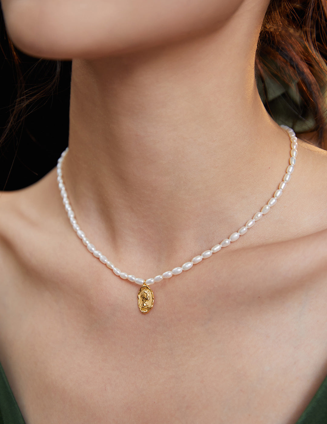 Queen Engraved Pendant Pearl Choker Necklace